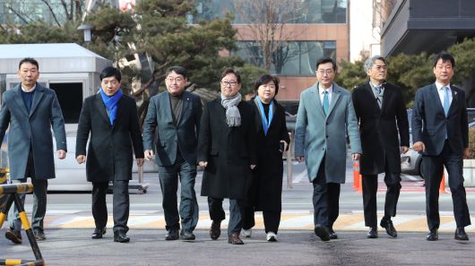 국회 법제사법위원회 더불어민주당 간사인 박범계 의원과 위원들이 2월 17일 서울서부지방법원을 방문하고 있다. 박범계 간사와 위원들은 지난달 서울서부지방법원 폭력 난동 사태에 따른 피해와 복구 상황을 점검했다. 왼쪽부터 더불어민주당 법사위원인 김용민, 이성윤, 박희승 의원, 박 간사, 서영교, 장경태, 김기표, 박균택 의원. /남강호 기자