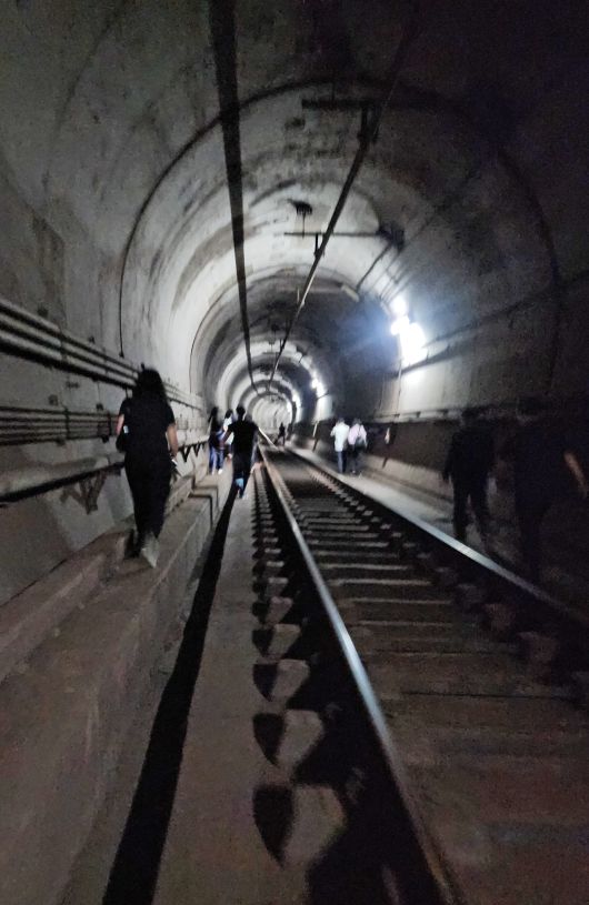 31일 오전 8시 47분께 서울 지하철 5호선 여의나루역∼마포역 사이 지하철에서 방화 추정 화재가 발생해 승객들이 대피하고 있다./연합뉴스