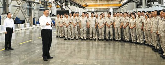 중국 허난성 베어링 공장을 찾은 시진핑 중국 국가주석./신화 연합뉴스