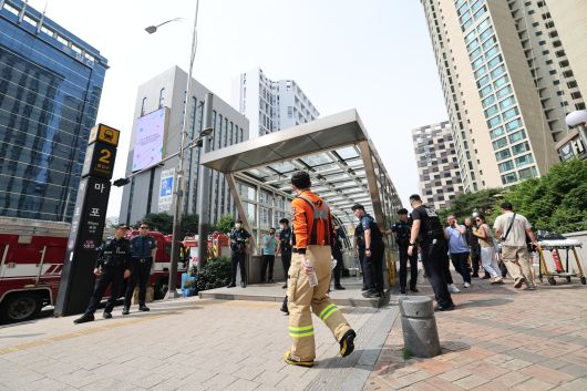 31일 오전 방화로 추정되는 화재가 발생한 서울 지하철 5호선 마포역에서 경찰이 역사 출입을 통제하고 있다.,소방 당국과 서울교통공사에 따르면 31일 오전 8시 45분쯤 서울지하철 여의나루역과 마포역 사이를 지나는 열차에서 방화로 추정되는 불이 났다. 현재 화재는 진화된 상태다./뉴스1