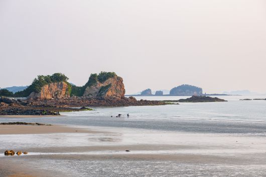 운여해변을 마주하고 남쪽 방향 고개를 돌리면 호주 그레이트 오션로드의 '12사도상'이 연상되는 해안과 섬 풍경이 펼쳐진다. / 김용재 영상미디어 기자