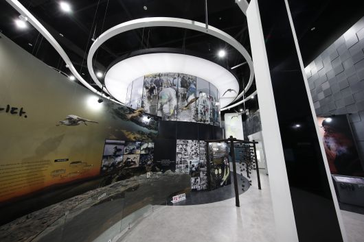 2007년 태안 기름 유출 사고 후 극복 과정을 기록한 자료들을 살펴볼 수 있는 '유류피해극복기념관'. 123만 자원봉사자들이 참여해 다시 찾은 태안 바다에 대한 소중한 기록은 2022년 유네스코 세계기록유산에도 등재됐다. / 태안군