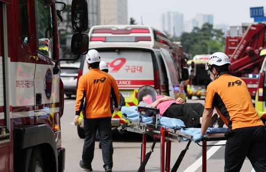 31일 오전 방화로 추정되는 화재가 발생한 서울 지하철 5호선 마포역에서 구급대원들이 환자를 긴급 이송하고 있다./뉴스1