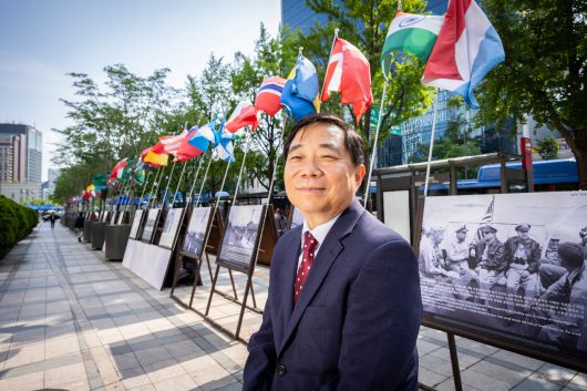 안재철 대표는 수 차례 해외 전시를 포함해 국내외에서 5500회라는 전시회 기록을 쌓아가고 있다. 생업을 포기하고, 메러디스 빅토리호의 생명 구출과 휴머니즘의 진정한 의미를 알리고, 전쟁의 폐허를 딛고 일어선 대한민국 이야기를 통해 세계의 어려운 나라에 희망과 비전을 주는 메시지를 전해 왔다. /이신영 영상미디어 기자