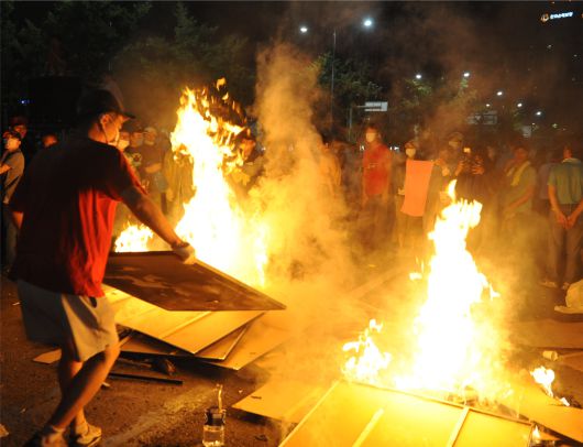 2008년 6월 광우병 촛불시위 때는 광화문 세종로 사거리 앞에 전시된 6.25 사진들을 시위대가 마구 불태웠다. /WPF