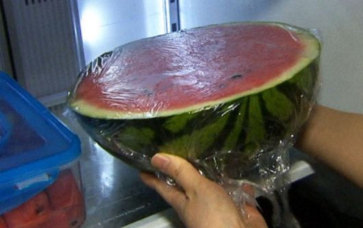 가정에서 자른 수박 단면에 랩을 덮어 냉장고에 넣어 며칠씩 보관하는 경우가 많다. 이 경우 자른 단면의 세균수가 수천배 늘어나기 때문에, 이 단면을 잘라내고 먹거나 처음부터 과육만 손질해 밀폐용기에 담아두는 게 위생상 낫다고. /인터넷 커뮤니티