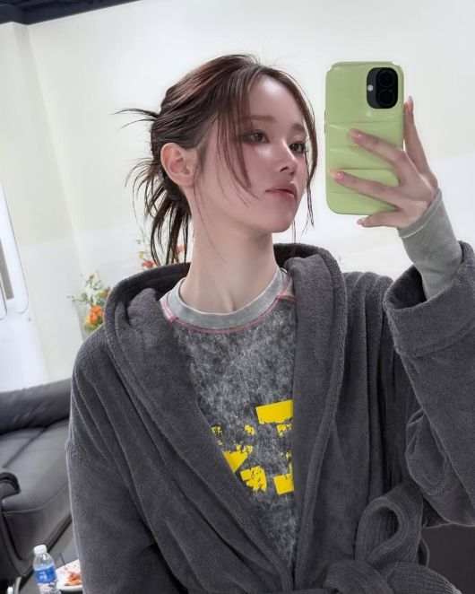 전종서처럼 업두 헤어를 한 후 흘러내린 잔머리 부분 부분을 웻 헤어로 연출할 수 있다. @wjswhdtj94