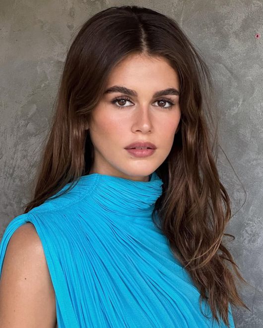 전체적인 웻 헤어가 부담스럽다면 카이아 거버처럼 부분적인 포인트 웻 헤어로 연출해본다. @ninapark