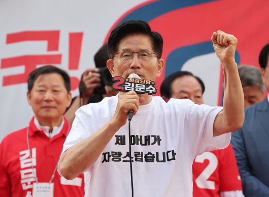 김문수 국민의힘 대통령 후보가 30일 강원 원주 문화의거리에서 유세하고 있다. /뉴스1