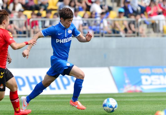 2014년 5월 24일 현역 마지막 경기에서 드리블하고 있는 박지성 선수. 이날 입은 유니폼은 1005만원에 판매됐다. /남강호 기자