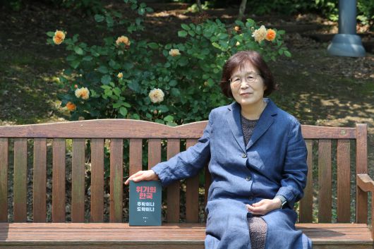 지난 5월 27일 서울 관악구 서울대 호암교수회관에서 故 장기표 선생의 아내 조무하 여사가 지난 2021년 인터뷰 당시 고인과 함께 사진을 찍었던 곳에서 포즈를 취하고 있다. /남강호 기자