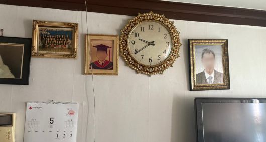 우씨의 집 거실에는 돌아가신 아버지와 어렸을 때 찍은 본인의 사진이 걸려 있다. /이가영 기자