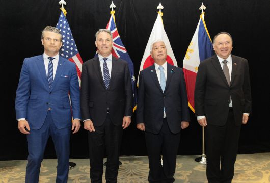 31일 열린 미국·일본·호주·필리핀 4국 국방장관 회의에서 참석자들이 기념 촬영을 하고 있다. /EPA 연합뉴스