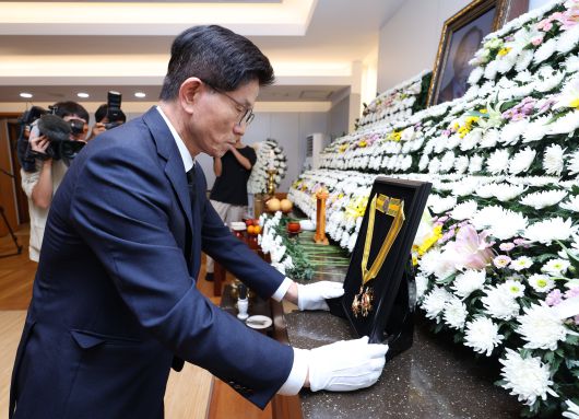 고용노동부 장관이었던 김문수 후보가 지난해 9월 서울대병원 장례식장에 마련된 장기표 빈소에 국민훈장을 추서하는 모습. /조선일보 DB