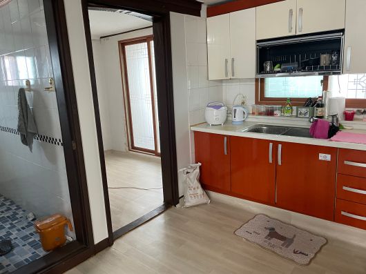 쓰레기를 치운 후 도배와 장판을 새로 한 우씨의 집 모습. /이랜드복지재단