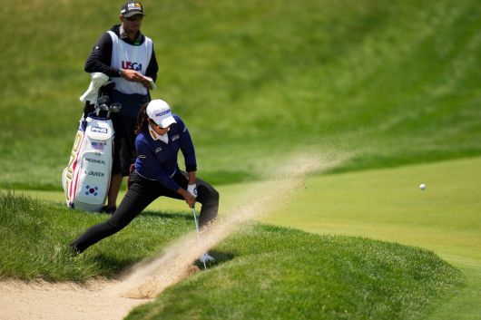 김아림이 1일 미국 위스콘신주 에린 힐스에서 열린 US여자오픈 3라운드에서 5번홀 벙커샷을 하고 있다./AP 연합뉴스