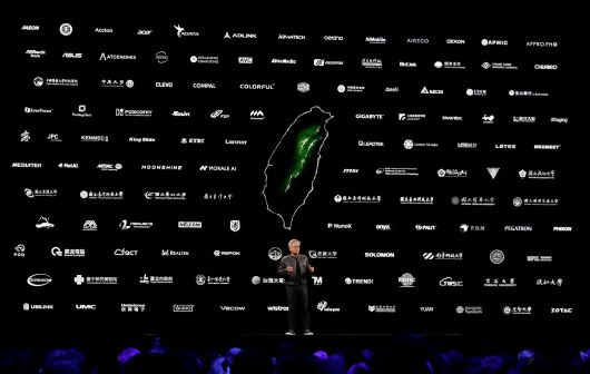 젠슨 황 엔비디아 CEO는 5월19일 타이베이에서 열린 컴퓨텍스 2025 기조연설에서 TSMC, 폭스콘 등과 손 잡고 대만을 세계 인공지능(AI) 중심지로 발전시킬 것이라고 밝혔다. /AP 연합뉴스