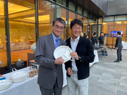 차기 총리 후보로 꼽히는 유력 정치인 고노 다로(왼쪽) 전 디지털상이 지난달 8일 주일 한국대사관에서 열린 '한국문화를 사랑하는 국회의원 가족 모임'에서 바비규를 먹기 전에 장난스러운 포즈로 한국 기자와 사진을 찍었다./도쿄=성호철 특파원