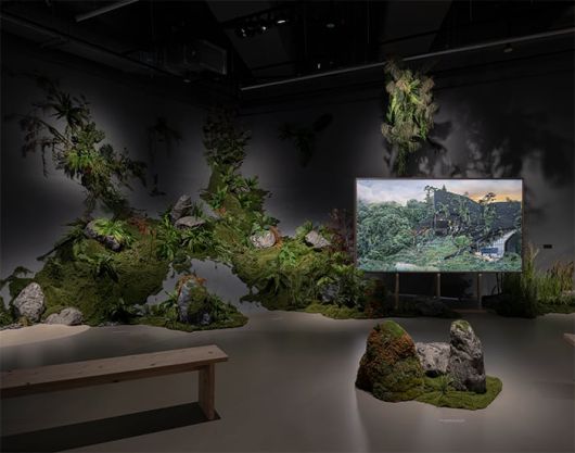 개관전 ‘스토리지 스토리’ 전시 전경. 원성원 사진 ‘완성되지 않은 건축, 지어지는 중인 자연’이 전시된 모습. /서울시립 사진미술관