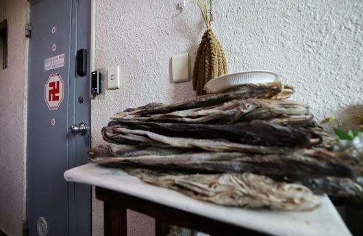 '롯데리아 내란 모의'를 한 혐의를 받는 노상원 전 정보사령관이 역술인으로 활동하면서 점집을 운영해온 것으로 확인됐다. 사진은 작년 12월 20일 오후 경기 안산시 상록구의 한 다세대 주택 반지하 1층에 위치한 노 전 사령관이 함께 운영했던 곳으로 지목된 점집의 모습. /뉴스1