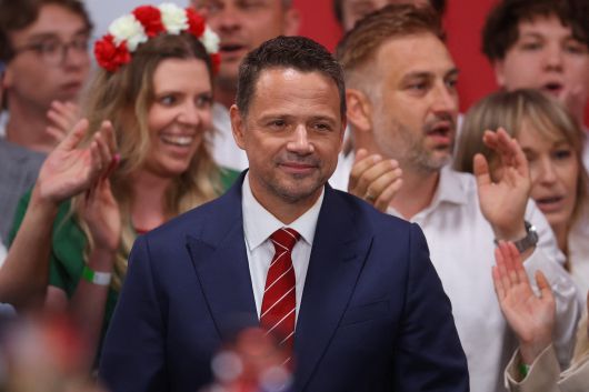 지난 1일 폴란드 대통령 선거 결선투표가 끝난 뒤 집권 여당 시민 연단 라파우 트샤스코프스키 후보가 지지자들과 함께 출구 조사 결과를 기다리고 있다./로이터 연합뉴스