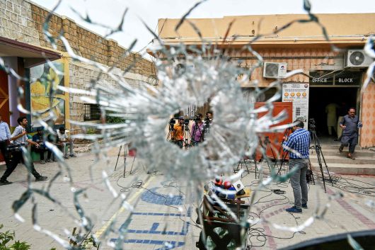 3일 집단 탈옥 사건이 발생한 파키스탄 카라치의 말리르 교도소 시설 유리창에서 발견된 총알 자국./ AFP 연합뉴스