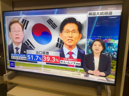 일본 국영방송 NHK는 3일 오후, 출구조사를 인용해 한국 대선 상황을 보도했다./NHK 방송 화면