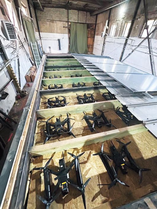 화물 하역용 틀(팰릿)에 가지런히 설치된 드론들.