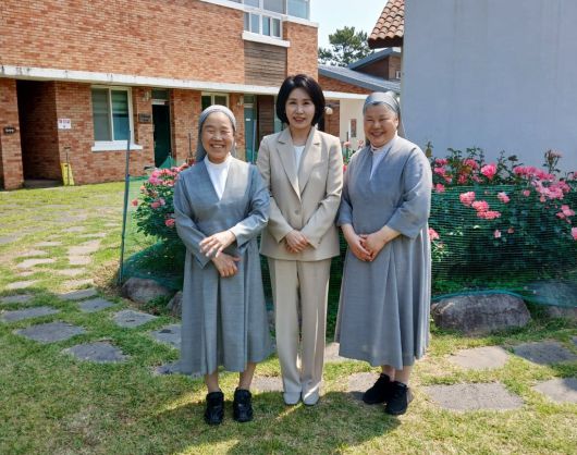 지난달 27일 이재명 더불어민주당 대통령 후보의 배우자 김혜경 여사가 전남 고흥군 소록도를 방문, 성당에서 수녀님들과 기념 촬영을 하고 있다. /뉴스1