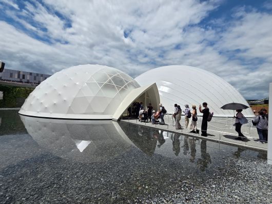 반 시게루 블루 오션 돔. 신개념 22세기형 쉘터 같기도 하고, 바다 위 부유물에 대한 은유적 표현 같기도 한 모양이다. 환경 오염에 대한 경고를 풀어냈다. /오사카=최보윤 기자