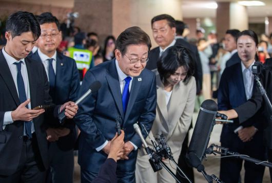 이재명 더불어민주당 대선 후보와 아내 김혜경 여사가 3일 오후 인천 계양구 사저에서 서울 여의도 국회의원회관에 마련된 개표 상황실로 이동하면서 지지자들에게 인사하고 있다./박성원 기자