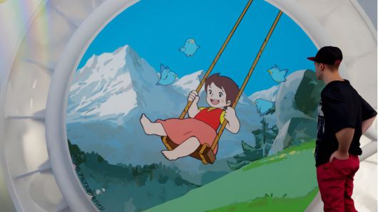 스위스를 대표하는 하이디로 일본과의 관계성을 엮으면서, 친숙함도 선보였다. 하이디 캐릭터는 소설 알프스소녀 하이디를 원작으로 한 일본 애니메이션으로 잘 알려져 있다. / 마누엘 헤르츠 아르키텍텐