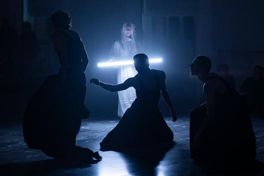 스페인 예술가 마르코스 모라우가 이끄는 '라 베로날 컴퍼니'의 이머시브(관객 몰입형) 다원예술 공연 '죽음의 무도: 내일은 물음이다'의 한 장면. /사진가 로렌사 다베리오, GS아트센터