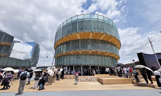 유리와 가문비나무 패널을 사용해 만든 체코관. /최보윤 기자