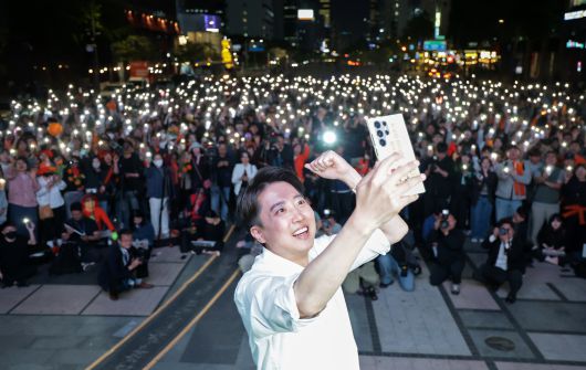 이준석 개혁신당 대통령 후보가 공식 선거운동이 시작된 지난달 12일 서울 중구 청계광장에서 가진 서울 첫 집중유세에서 유세차량에 올라 셀카를 찍고 있다./뉴스1