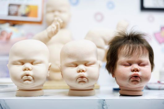 지난달 30일 브라질 상파울루에서 극사실 아기 인형 제작에 사용되는 머리 부품들이 전시돼있다. 리본 인형은 실제 신생아를 모방해 최대한 사실적으로 제작된 수제 예술 인형이다. / EPA 연합뉴스