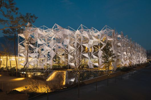 나가야마 유코 건축가는 두바이 엑스포 일본관을 건축한 재료를 재활용해 까르띠에와 협력한 우먼스 퍼빌리온을 구성했다. 사진은 오사카 엑스포에서 만날 수 있는 까르띠에와 협력한 우먼스 퍼빌리온의 야경. Victor Picon ©Cartier