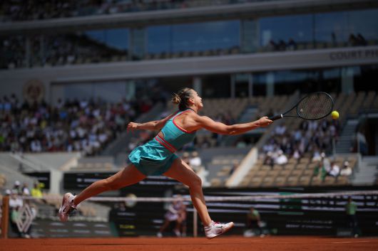 3일 열린 프랑스오픈 8강에서 중국 정친원과 경기 중인 사발렌카. 빅 매치임에도 오전에 경기가 열려 관중석이 많이 비어있다. /AP 연합뉴스