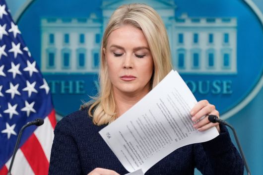 4일 캐롤린 레빗 백악관 대변인이 워싱턴의 백악관 브리핑룸에서 기자들과 대화하면서 자료를 뒤적이고 있다. /AP 연합뉴스