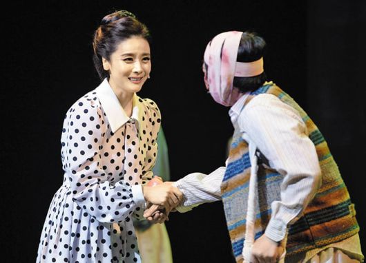 뮤지컬 속 ‘육영수 여사’(김효선)가 소록도 한센인들의 손을 잡으며 위로하는 장면. /뮤지컬컴퍼니A