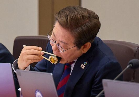 이재명 대통령이 5일 서울 용산구 대통령실 청사에서 열린 국무회의 중 점심으로 김밥을 먹고 있다./대통령실