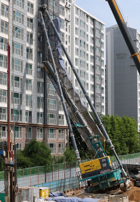 6일 오전 경기 용인시 기흥구 서천동 인덕원~동탄 복선전철 제10공구 노반신설 기타공사 현장에 '천공기'(지반을 뚫는 건설기계)가 넘어져 있다.  2025.6.6/뉴스1