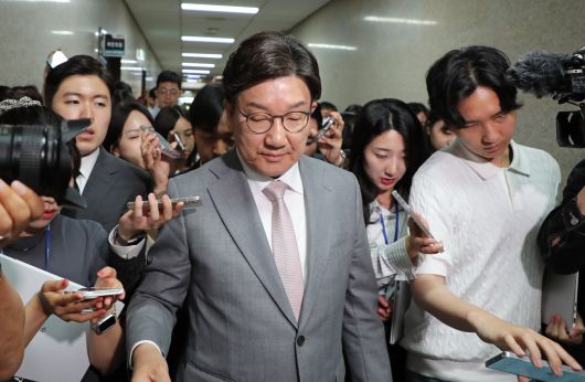 5일 국민의힘 원내대표직 사퇴 의사를 밝힌 권성동 의원이 국회에서 취재진 질문을 받고 있다./남강호 기자