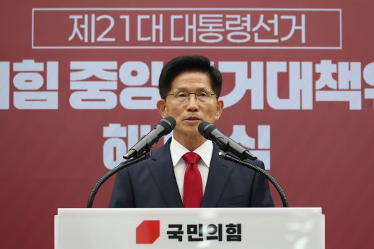 김문수 전 국민의힘 대선 후보가 4일 서울 여의도 국민의힘 당사에서 열린 중앙선대위 해단식에서 발언하고 있다./뉴스1