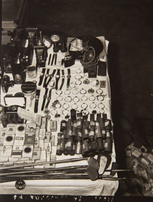 1947년 5월 미군 암시장 단속 압수품. 양담배, 통조림뿐만 아니라 카메라, 영사기, 시계, 골프채 같은 고가의 사치품까지 보인다. /국사편찬위원회