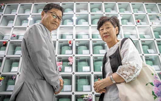 5일 오후 유경희(사진 왼쪽)가 아내 손대영씨와 함께 서울 동작구 국립현충원에 있는 아버지 위패와 어머니 유골함을 찾았다. /장련성 기자