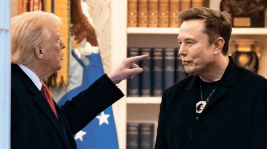 지난 3월 14일 미국 워싱턴 DC 백악관에서 도널드 트럼프(왼쪽) 대통령이 일론 머스크 당시 정부효율부 수장과 이야기하면서 굳은 표정으로 그를 향해 삿대질을 하고 있다. /AFP연합뉴스