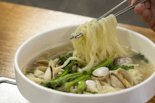 동죽 조개로 육수를 내는 '오씨칼국수'. /이건송 영상미디어 기자