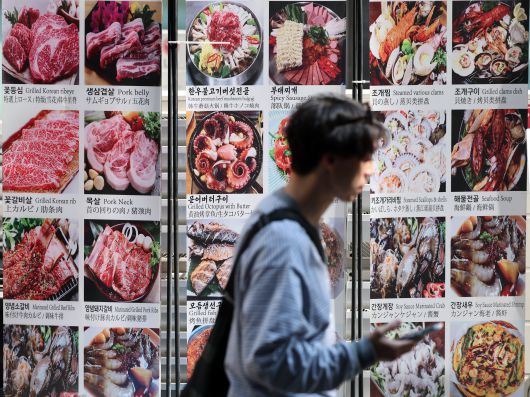 한국농촌경제연구원의 '2024 식품소비행태조사' 보고서에 따르면 지난해 한 달 평균 가족 외식비는 14만 3800원으로 나타났다. 3년 전인 2021년(11만 400원)과 비교하면 3만 3400원(30.3%) 상승했다. 사진은 서울 명동의 음식점 거리 풍경. /뉴스1