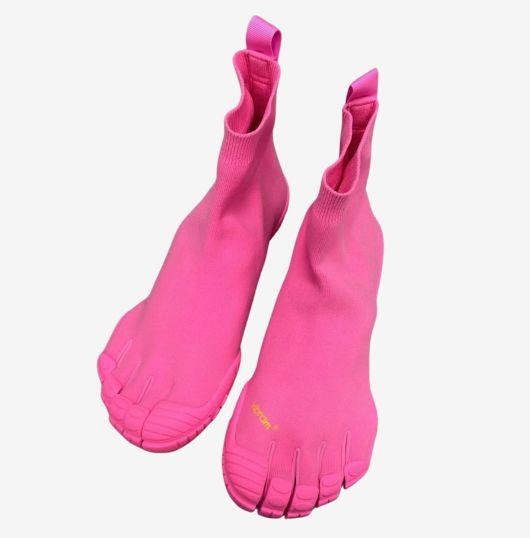 고무장갑이 아니다. 발가락 신발로 유명한 비브람과 명품 브랜드 발렌시아가의 협업 제품. /발렌시아가